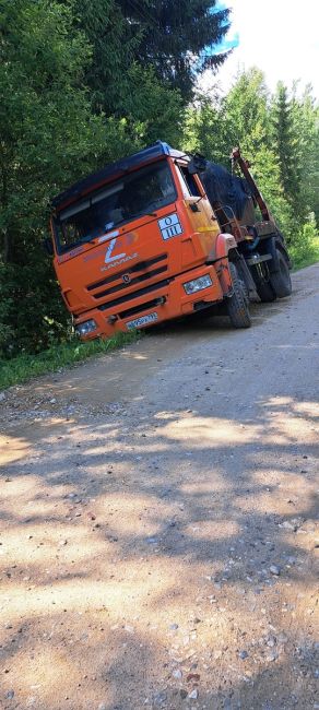 В Московской области около СНТ Лесные дали мусоровоз компании "Эколайф" прилег отдохнуть на край дороги,..