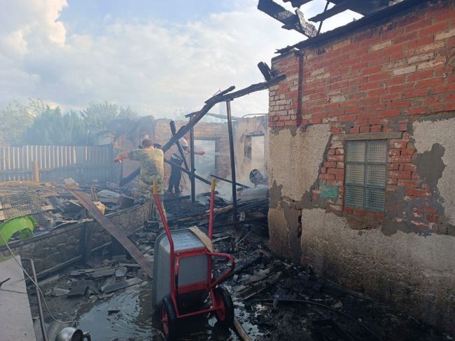 Жителям Белгородской области предложили самим тушить дома, горящие после атак  Об этом сегодня поведал..