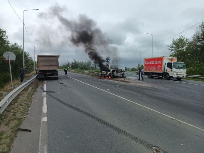 В Самарской области из-за ДТП вспыхнула легковушка 28 июня  Легковушка врезалась в отбойник  В Красноярском..