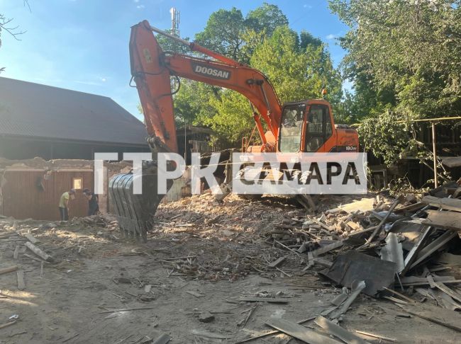 В Самаре снесли старинный дом на Красноармейской  Фоторепортаж с места событий 
В Самаре снесли..