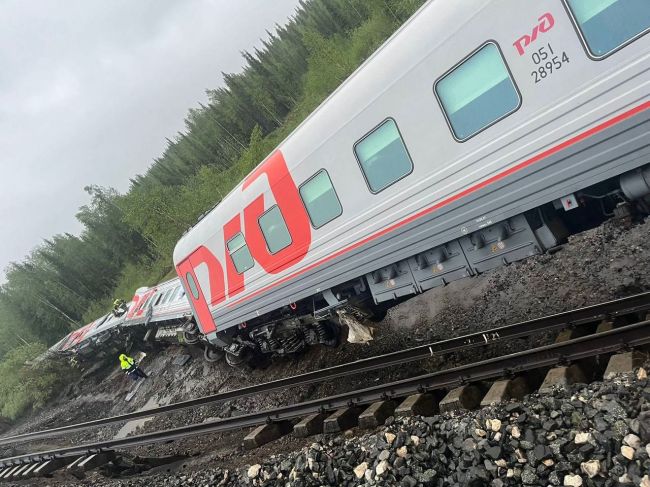 Возбуждено уголовное дело после схода с рельсов пассажирского поезда в Коми  Движение поездов..