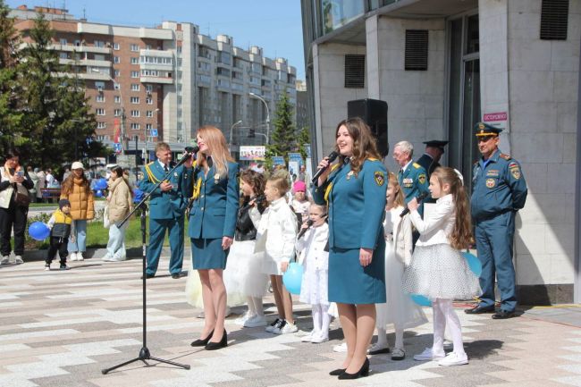 Спасатели устроили большой праздник для детей на площадке молодежного театра «Глобус» 
Маленьких гостей..