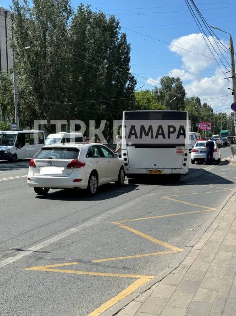 В центре Самары столкнулись автобус и легковой автомобиль 
ДТП спровоцировало пробку  ДТП в Самаре стало..