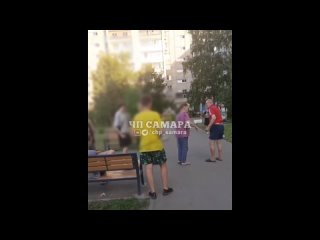 В Самаре пенсионер пытался загрызть подростков на улице  Окружающие постарались отпугнуть его от детей
..