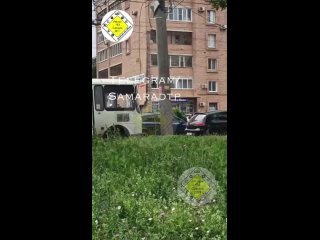 Опасная стена на пр Кирова в Самаре полностью рухнула 
Очевидцы засняли момент на видео  16-этажный..