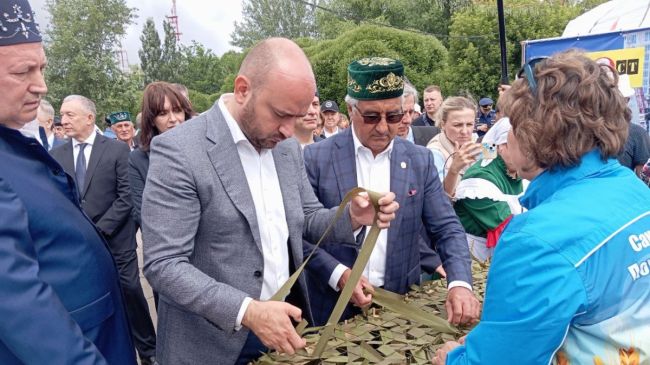 В Самаре отметили праздник плуга Сабантуй  На торжество в парк им. Гагарина приехал глава региона Вячеслав..