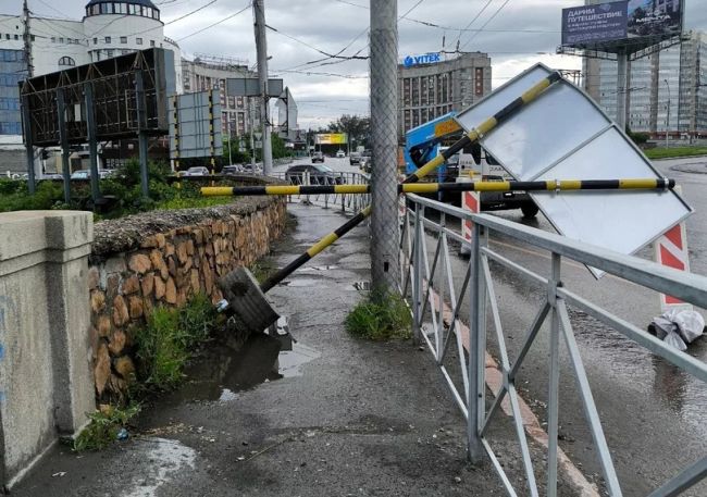 Теперь дорожный знак не только запрещает большегрузам двигаться по мосту, но и преграждает путь..