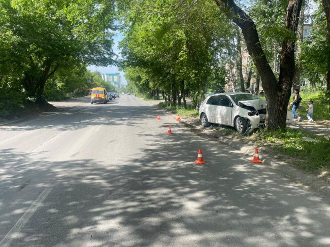 Машина с двумя детьми влетела в дерево на Есенина в Новосибирске  По данным полиции, женщина за рулем не..