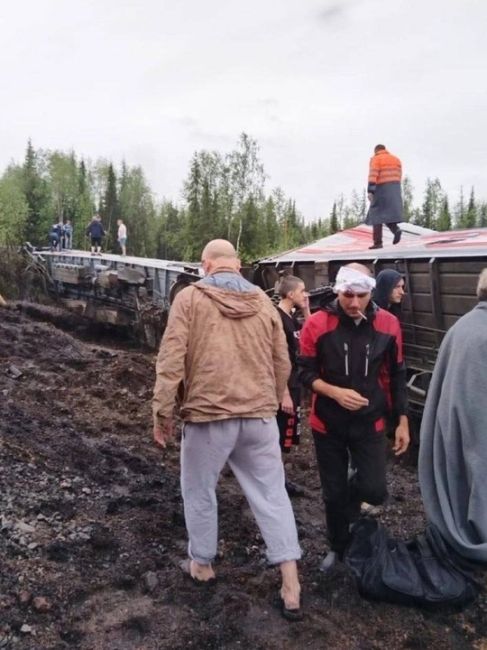 Вагоны поезда сошли с рельс в Коми.  У поезда, который шел по маршруту "Воркута - Новороссийск", с рельс сошли 9..