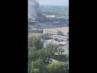 В Кировский район стягиваются пожарные со всего Новосибирска для тушения возгорания на складе площадью..