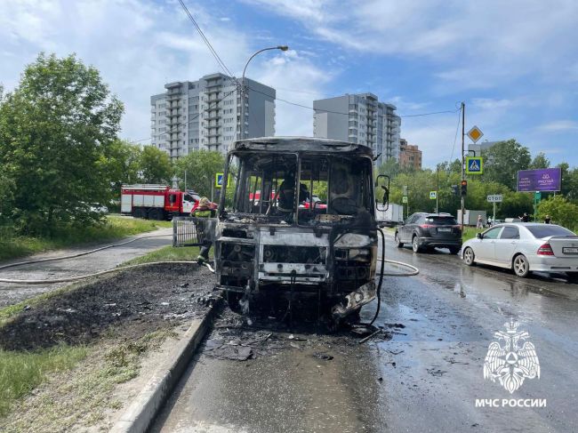 Маршрутка сгорела в Новосибирске  До прибытия пожарных из автобуса самостоятельно эвакуировались водитель..