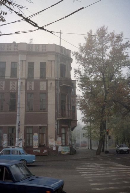 Фото из середины 90х. Пересечение Красной и Северной, а здание в кадре - это где находится сейчас бургер..
