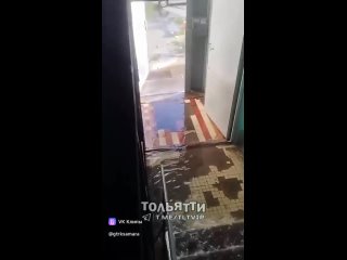 Жильцов одного из подъездов Тольятти разбудил мощный водопад  Видео коммунального ЧП 
В одном из домов..