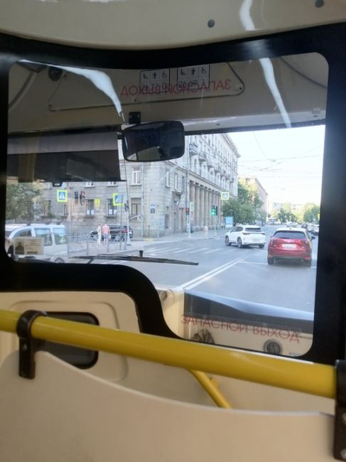 Лазурный автобус вёз петербуржцев с 45-градусной жарой в салоне  Пассажиры пожаловались на невыносимую..