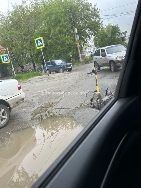 Яму куда  провалилась ГАЗель 6 июня,  сделали, ее закрыли самокатами  Отличное решение проблем..