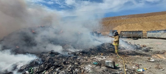 Для тушения пожара на территории полигона ТБО от служб города дополнительно выделены 9 единиц водоналивной..