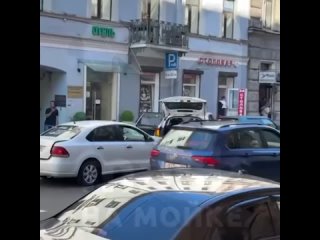 Автолюбители били и таранили друг друга у Московского вокзала  Петербуржцы сегодня стали очевидцами дикого..