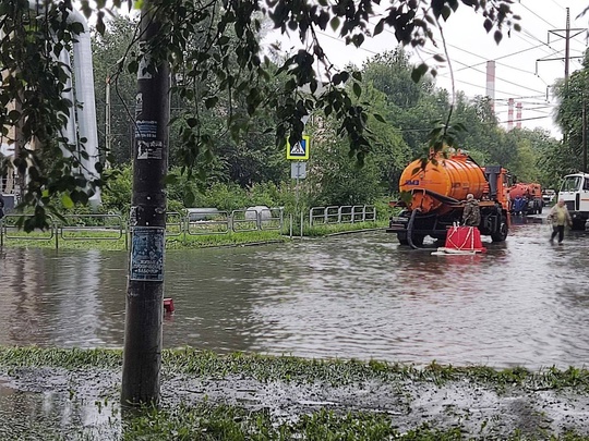 🌧️ Челябинск борется с последствиями сильных осадков  В Челябинске продолжаются работы по ликвидации..