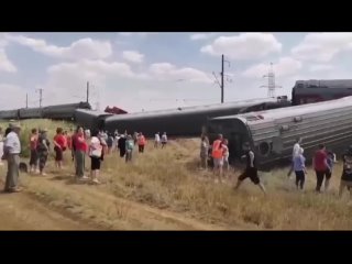 В Волгоградской области пассажирский поезд Казань-Адлер сошел с рельсов.  Причиной аварии стал КАМАЗ,..