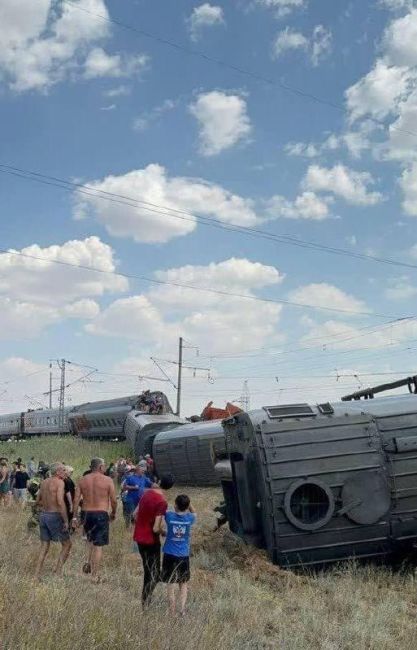 В Волгоградской области пассажирский поезд Казань-Адлер сошел с рельсов.  Причиной аварии стал КАМАЗ,..