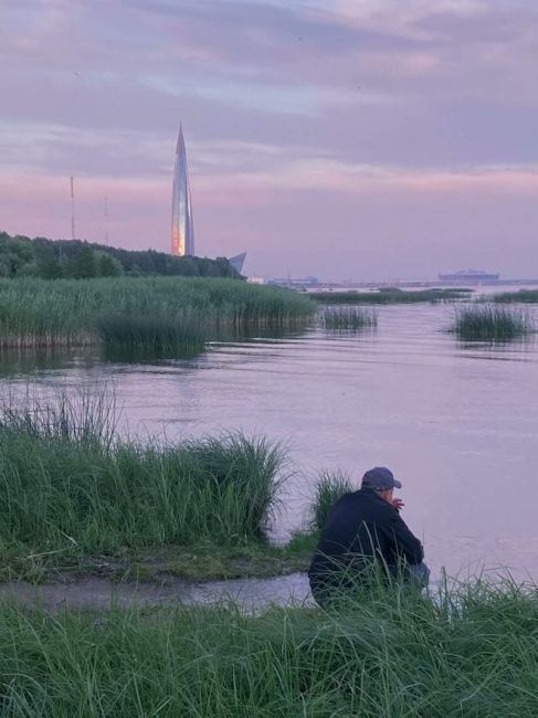 Когда решил уединиться, но теперь не покидает ощущение, что из «Кукурузины» за тобой кто-то незримо..