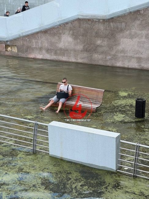 💦 Потоп не помеха для отдыха  Героем соцсетей стали челябинцы, которые, несмотря на наводнение на..