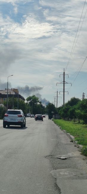 🔥Сильнейший пожар на Машиностроительном - там загорелась свалка, а затем огонь перешел на бытовки. Пожарных..