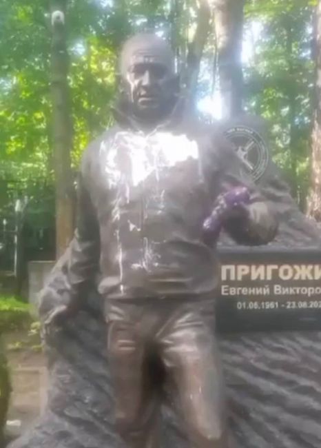 На могилу Пригожина наклеили надпись «петух»  Охранник Пороховского кладбища воскресным вечером сдал..