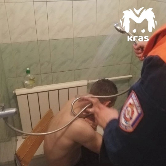 27-летний парень, упавший с моста в Красноярске, жив. Его передали полиции и врачам.  Несколько раз он пытался..