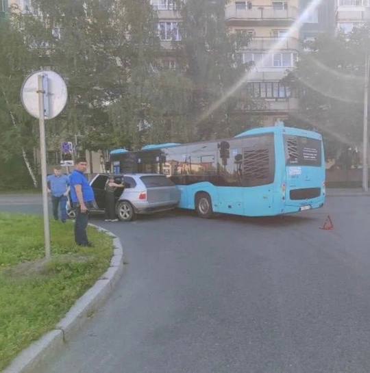 В ДТП с автобусом и BMW на Парашютной пострадал ребёнок.  44-летний мужчина за рулём автобуса «Нефаз», двигаясь..