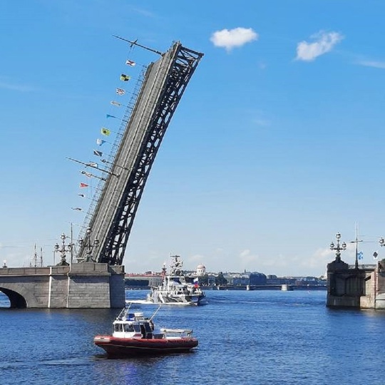 Генеральная репетиция парада ВМФ проходит в Петербурге 
Разведены Литейный, Троицкий, Дворцовый и..