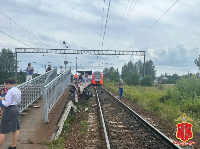 Электричка раздавила автомобиль с семьёй и детьми  Четыре человека, в том числе двое детей, сегодня погибли в..