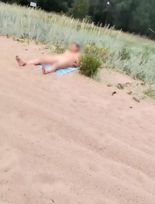 Неравнодушная мать на камеру прогнала нудиста с пляжа в Глебычево Выборгского района Ленобласти. Судя по..