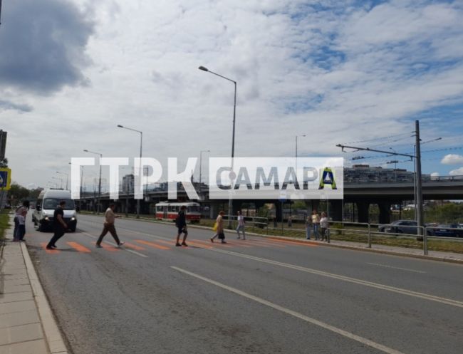 В Самаре на улице Ново-Садовой ограничили движение пешеходов  А на проезжей части нарисовали оранжевые..