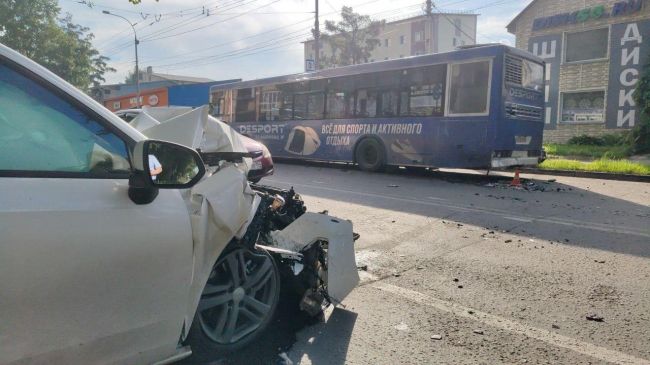 В Октябрьском районе Новосибирска в аварии с автобусом погибла 27-летняя пассажирка иномарки  – 4 июля..