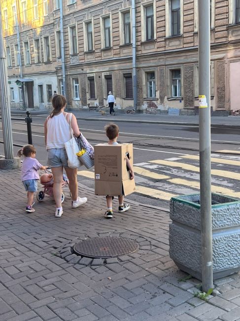 Настоящий петербуржец с детства может быть чудаковатым, наплевав на мнение окружающих. А родители и семья..