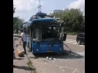 На севере Москвы на крыше автобуса, вероятно из-за жары, взорвался баллон.  Пострадал водитель, его..