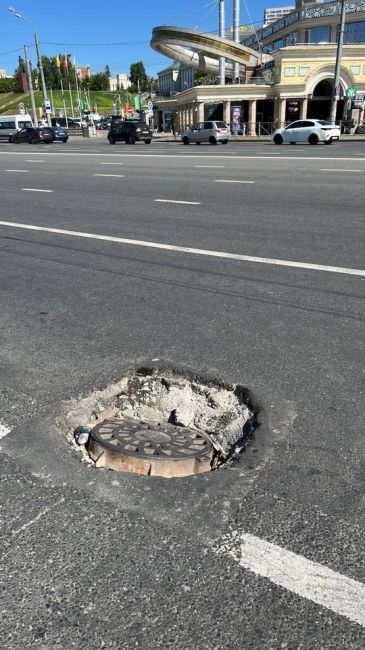 В центре напротив Кольца такой провал на дороге.  Осторожно, несколько машин уже..