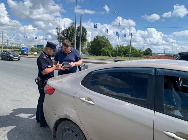 В Самаре полицейские искали в такси мигрантов  Выявлено 8 нарушений  В Самарской области сотрудники..