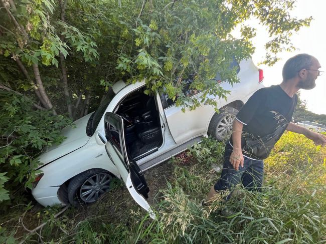 «Водитель пытался сбежать, бросив жену»: очевидцы рассказали об аварии с двумя иномарками на улице..