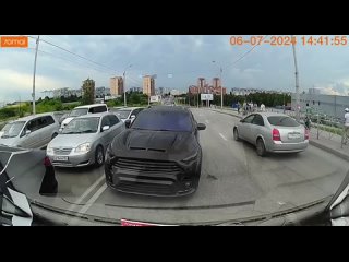 Новосибирцы сообщают, что на улице Волочаевской катается по встречке Infiniti без госномеров  При этом..