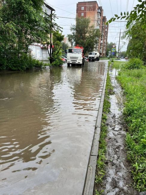 🌧️ Челябинск борется с последствиями сильных осадков  В Челябинске продолжаются работы по ликвидации..