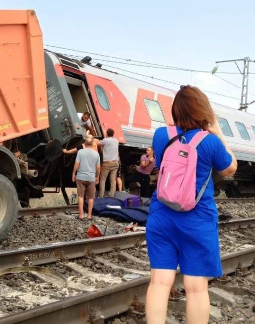 В Волгоградской области пассажирский поезд Казань-Адлер сошел с рельсов.  Причиной аварии стал КАМАЗ,..