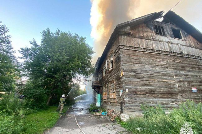 В Ленинском районе Новосибирска вспыхнул расселенный барак  - Около 6 утра очевидцы сообщили о возгорании..