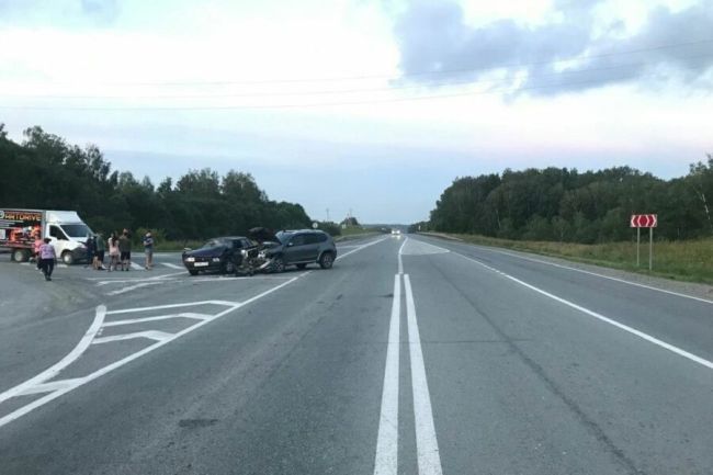 Один из водителей пытался объехать пробку и врезался во встречный автомобиль  В лобовом столкновении двух..