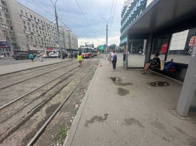 21 июля пенсионерка упала и чудом не попала под трамвай в Новосибирске  Женщина потеряла координацию, когда..