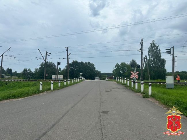 Электричка раздавила автомобиль с семьёй и детьми  Четыре человека, в том числе двое детей, сегодня погибли в..