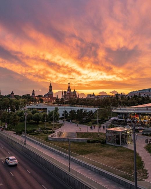 Закат с парящего моста в Зарядье.  Фото Непарадная..