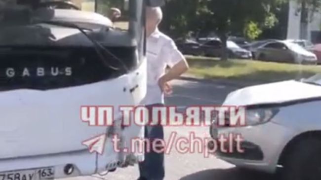 Под Самарой Granta влетела в пассажирский автобус  Подробности аварии от очевидцев 
В Тольятти днем 2 июня 2024..