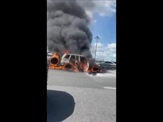 🔥 Автомобиль горит на развязке КАД и Новоприозерское шоссе  Столб чёрного дыма высотой больше 10 метров..